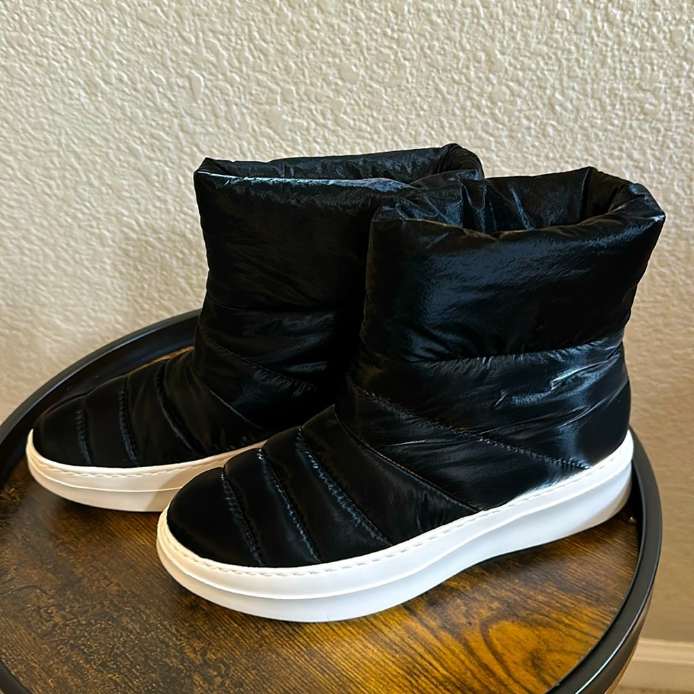 NWOB Kenneth Cole Gentle Souls Puffer Boots